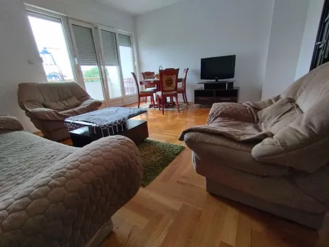Dnevna soba sa udobnom garniturom i trpezarijskim stolom. - image 21