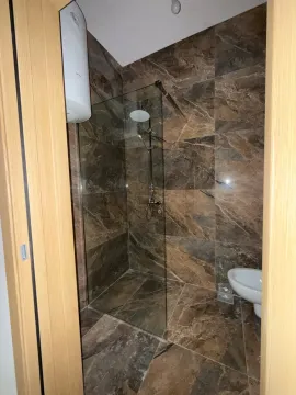 Pogled na moderno uređeno kupatilo sa tuš kabinom. - image 5