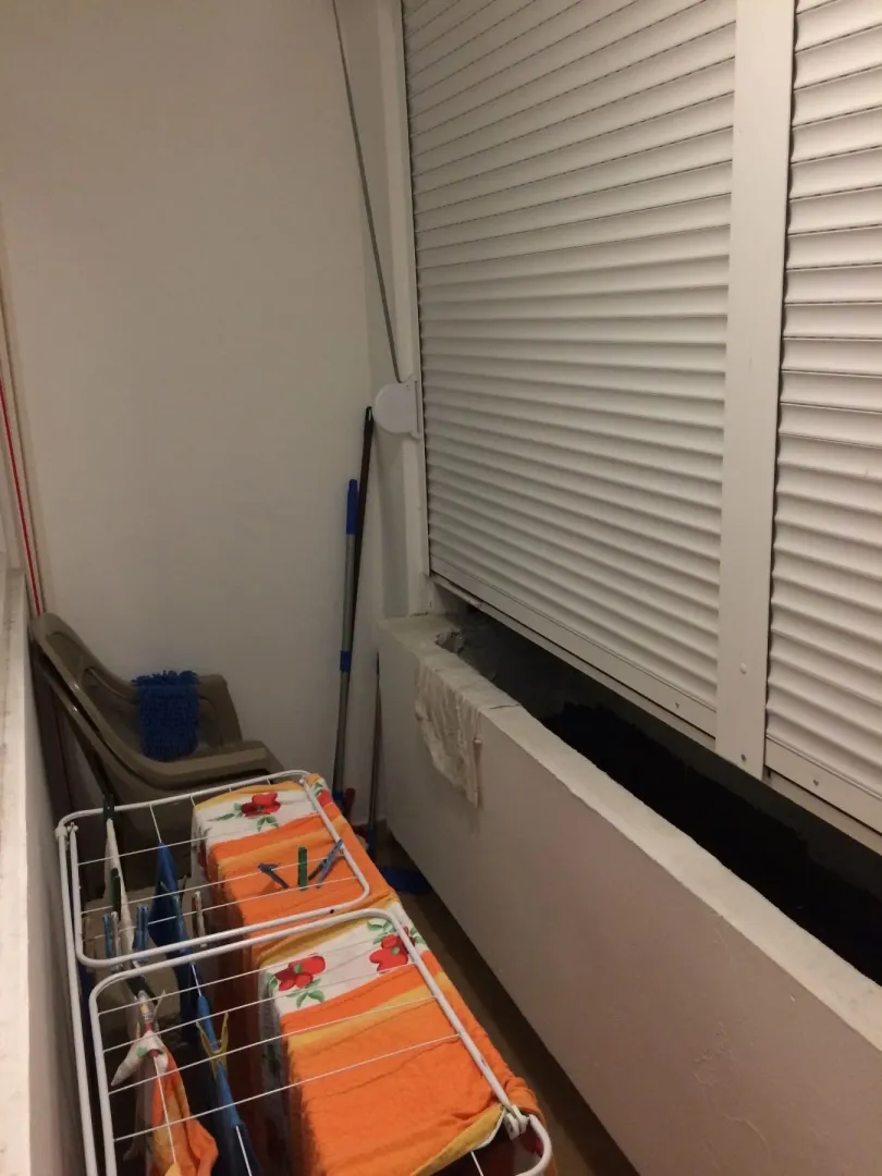 Mali zatvoreni balkon sa sušilicom.