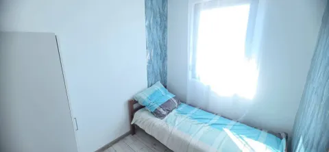 Manja spavaća soba sa krevetom i garderoberom. - image 11