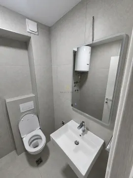 Moderne kupatilo sa umivaonikom, WC šoljom i ogledalom. - image 17
