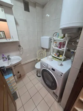 Manje kupatilo sa umivaonikom, WC šoljom, veš mašinom i bojlerom. - image 11