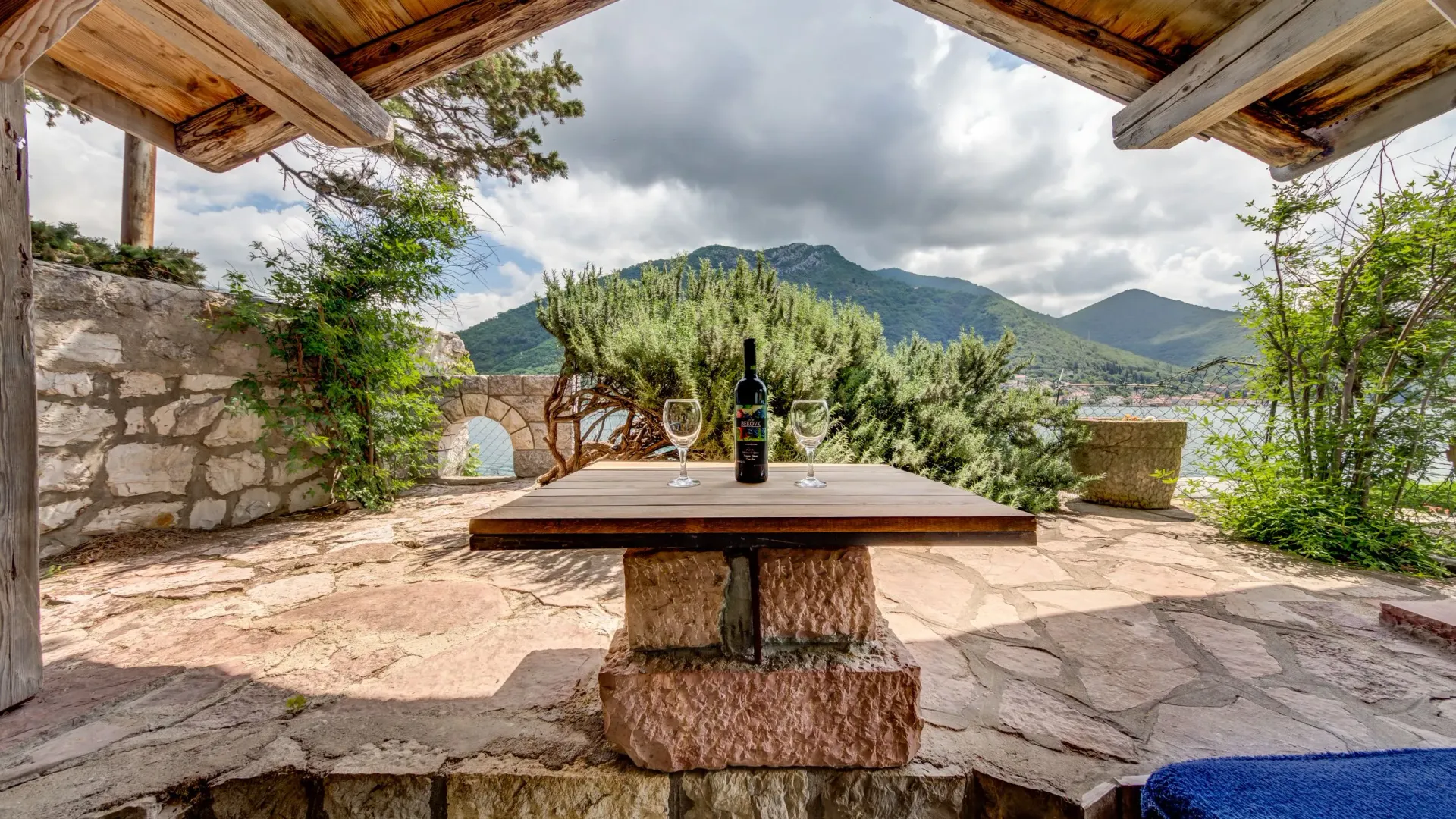 Izdavanje, kuća, 200m², Kotor, Crna Gora