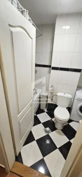 Kupatilo sa kadom, wc šoljom i veš mašinom. - image 5