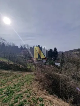 Pogled na seosko imanje sa kućom i prirodom u okruženju. - image 9