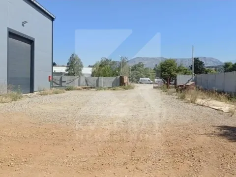 View of the yard and driveway in front of the building. - image 2