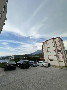 Spoljašnjost stambene zgrade sa parkingom i pogledom na more i planine. - image 10
