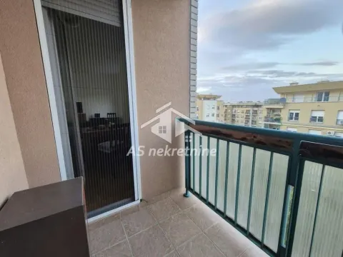 Manji popločani balkon sa pogledom na naselje i okolne zgrade. - image 12