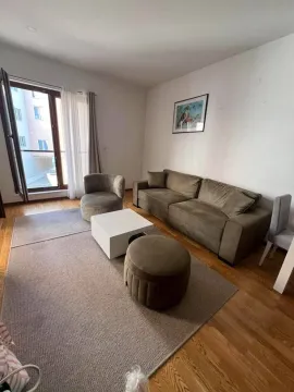 Dnevna soba sa garniturom, stočićem i izlazom na terasu. - image 6