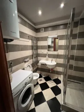 Potpuno opremljeno kupatilo sa tuš kabinom i veš mašinom. - image 7