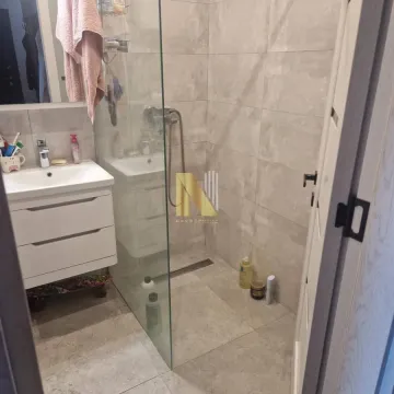 Moderno kupatilo sa tuš kabinom i umivaonikom. - image 14
