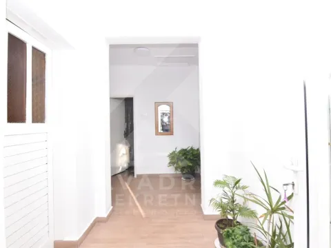 Izdavanje, dvosoban stan, 90m², Dalmatinska ulica, Podgorica - image 12