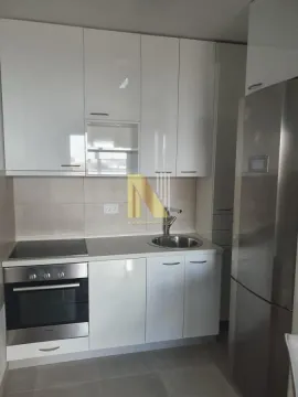 Manja bela kuhinja sa ugrađenom rernom, pločom, sudoperom i frižiderom. - image 4