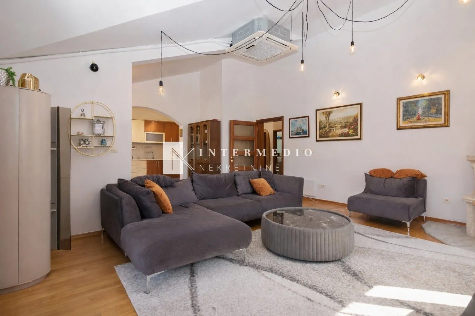 Izdavanje, četvorosoban stan, 137m², Topla, Herceg Novi