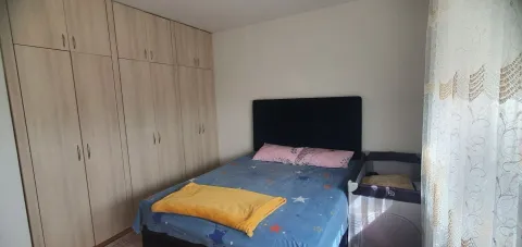 Spavaća soba sa bračnim krevetom, plakarom i dječijim krevecom. - image 4