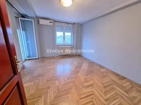 Prazna soba sa parketom, prozorom i balkonskim vratima. - image 9