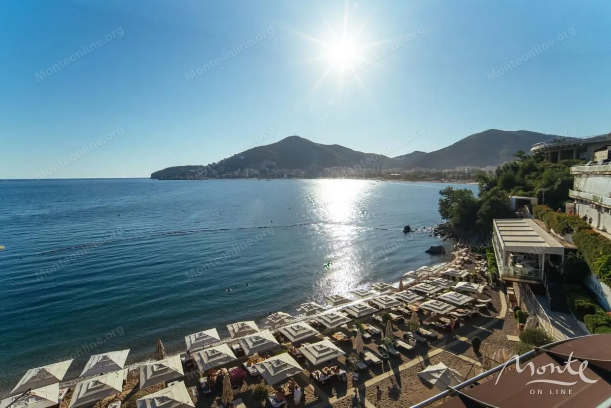 Pogled sa terase na obalu, plažu i more.