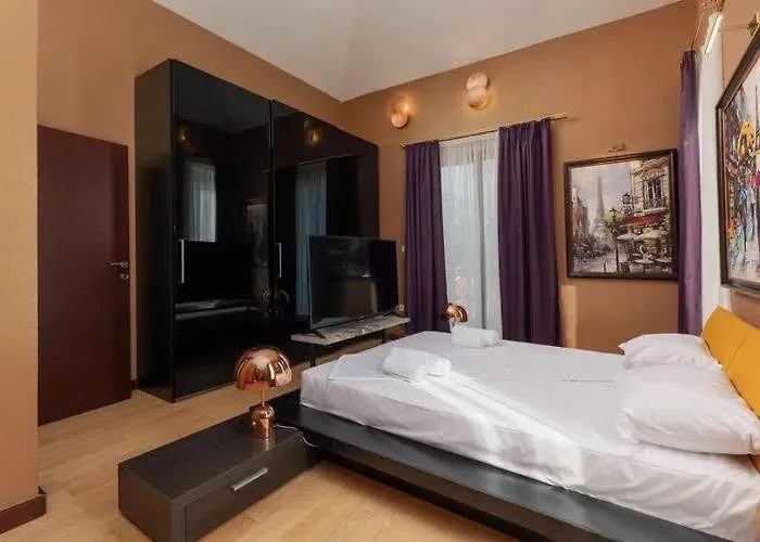 Izdavanje, kuća, 400m², Centar, Tivat