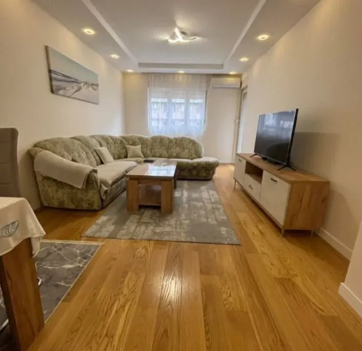 Izdavanje, jednosoban stan, 49m², Central Point, Podgorica