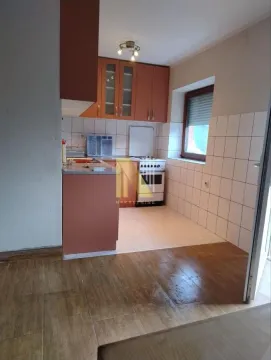 Manja kuhinja sa drvenim elementima i šporetom. - image 2