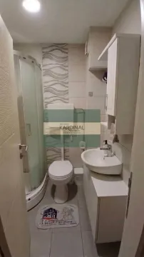 Manje kupatilo sa tuš kabinom, umivaonikom i wc šoljom. - image 8