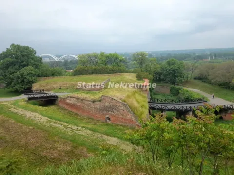Pogled na zelene površine i tvrđavu sa nekretnine. - image 13