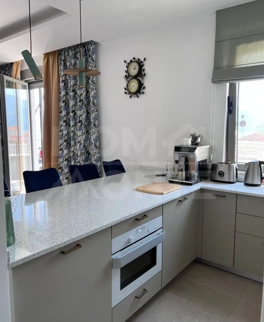 Izdavanje, dvosoban stan, 80m², Tivat, Crna Gora