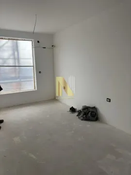 Prazna neuređena prostorija u fazi izgradnje sa velikim prozorom. - image 2