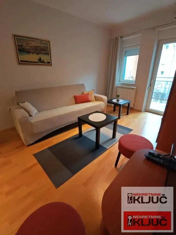 Izdavanje, garsonjera, 39m², Bulevar Oslobodjenja, Novi Sad Sve Podlokacije