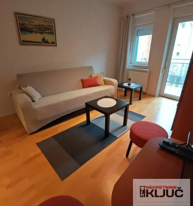 Izdavanje, garsonjera, 39m², Bulevar Oslobodjenja, Novi Sad Sve Podlokacije