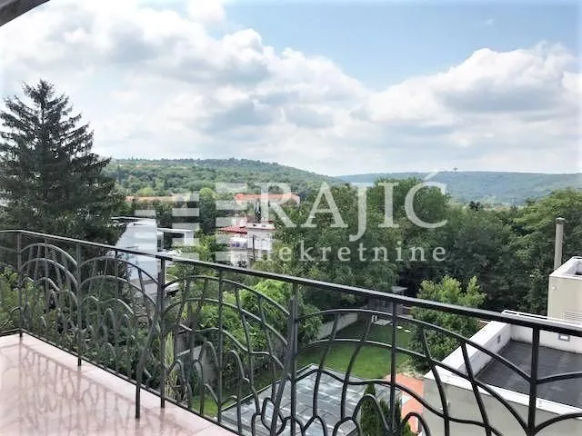 Pogled sa terase na okolno zelenilo i naselje.