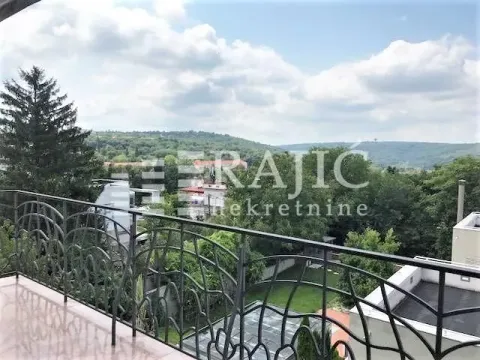 Pogled sa terase na okolno zelenilo i naselje. - image 15