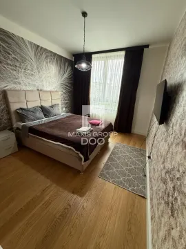 Nameštena spavaća soba sa bračnim krevetom, TV-om i laminatnim podom. - image 8
