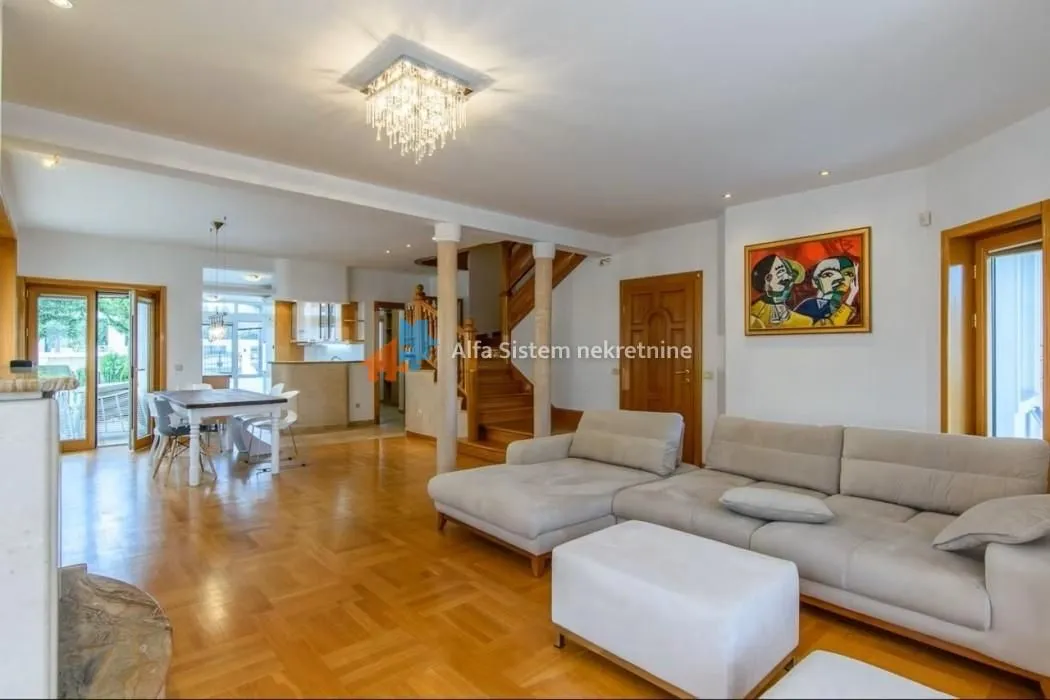 Izdavanje, četvorosoban stan, 250m², Savski Venac, Beograd