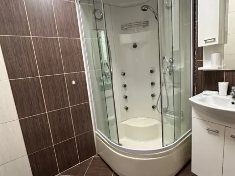 Izdavanje, trosoban stan, 77m², Muo, Kotor - image 7