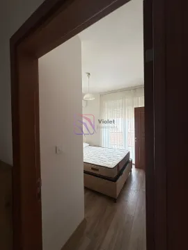Pogled iz hodnika na spavaću sobu sa krevetom i izlazom na terasu. - image 13