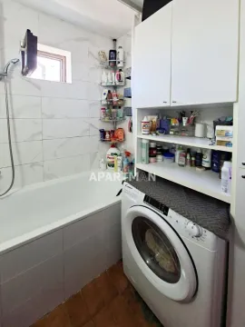 Kupatilo sa kadom, veš mašinom i belim ormarićem za odlaganje. - image 12