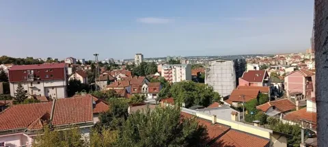 Pogled sa prozora na okolne zgrade i naselje. - image 2