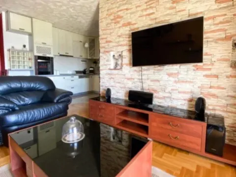 Izdavanje, dvosoban stan, 65m², City Kvart, Podgorica - image 1