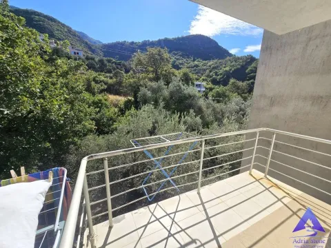 Natkriveni balkon sa metalnom ogradom i pogledom na brda i zelenilo. - image 15
