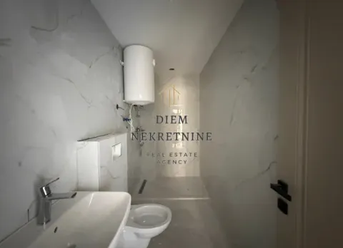 Moderne kupatilo sa svijetlim mermernim pločicama, umivaonikom i wc šoljom. - image 4