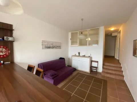 Dnevni boravak sa ljubičastom sofa garniturom i stepeništem. - image 8
