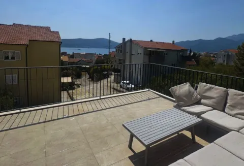 Prostrana terasa sa garniturom za sjedenje i pogledom na more. - image 4