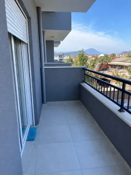 Moderan prostrani balkon sa pločicama i pogledom na okolinu. - image 7