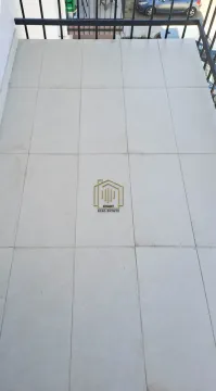 Popločani balkon sa crnom ogradom. - image 6
