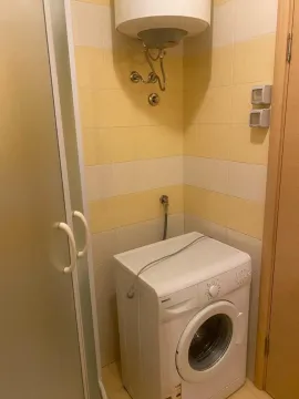 Kupatilo sa tuš kabinom i veš mašinom. - image 8