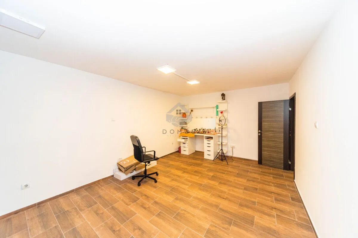 Rent, office space, 80m², Blok 5, Podgorica