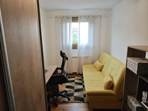 Manja soba opremljena radnim stolom i žutim kaučem na razvlačenje. - image 11