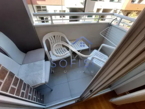 Manji namešteni balkon sa stolom i stolicama. - image 5