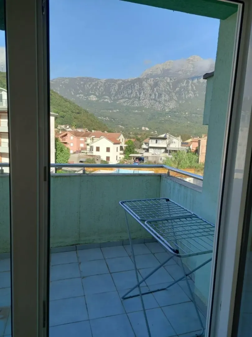 Balkoni sa pogledom na planinu i okolne kuće.